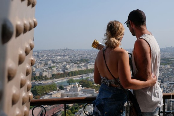 Pareja en el segundo piso